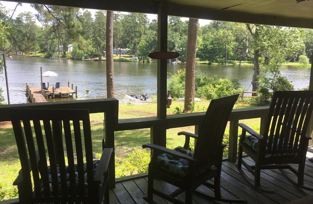 Archie's Lake Daze Cottage