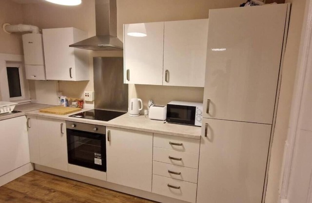 Archillects Entire Two Bedroom Comfy House - FREE PARKING