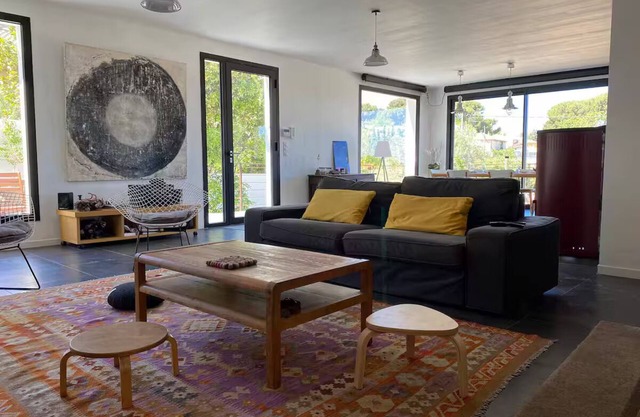 Architect-designed villa set against the Parc des Calanques