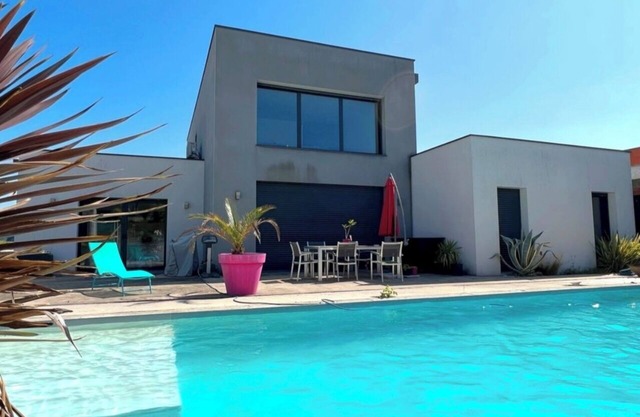 Architect-designed villa with heated pool near the Charente and beaches, sleeps 4