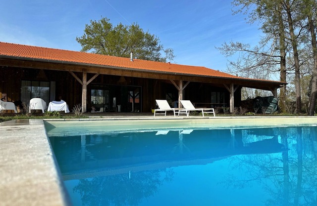 Architect-designed wooden house, covered terrace 100 m2, 30 minutes from the beach
