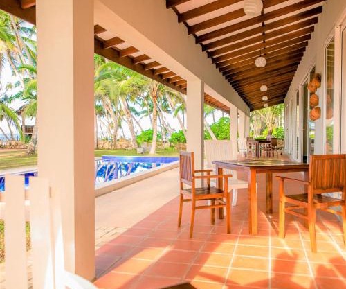 Arhimser Villa-superb 4 bedroom beachfront for 8 in Ranna, Tangalle, BB, pool, free pick up for 7 night entire villa stays arriving together, serviced, taxes included