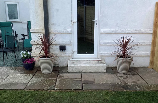 Art Deco 1 Bedroom Annex Apartment, 5 minutes walk to beach!