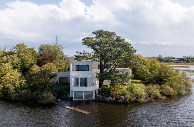 Art Deco Lakehouse retreat at Inchiquin