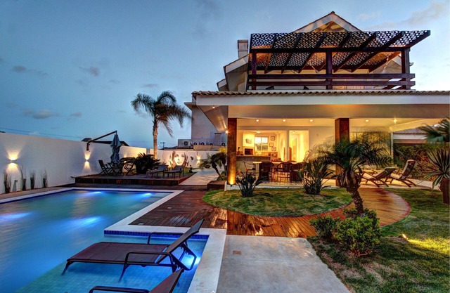 Artist's House, 4 suites, and an amazing pool 60 m from the sea.