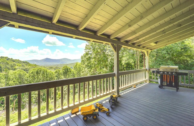 Ashe County Log Cabin: Mountain-View Deck, Sauna