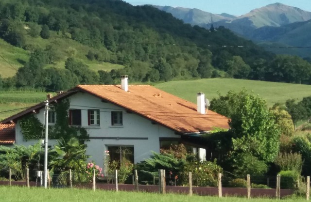 At the foot of the Gamia pass, 10 minutes from St Jean Pied de Port, a beautiful apartment. 100m2
