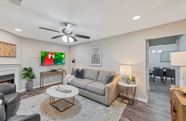 ATH - Downtown Woodstock Luxury - Walk to Cherokee Amphitheater (1/4 mile) 4 Bedroom