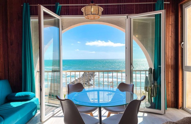 Athena Seafront Apartment, Free Parking & Pool