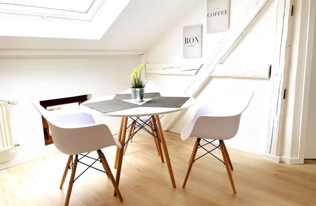 Attic charm in a historic building – central & stylish – APOLONIAliving