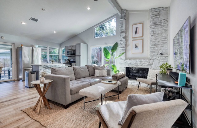 ATX, Hot Tub, 5 Beds 2 Bath, Pets, BBQ, Backyard