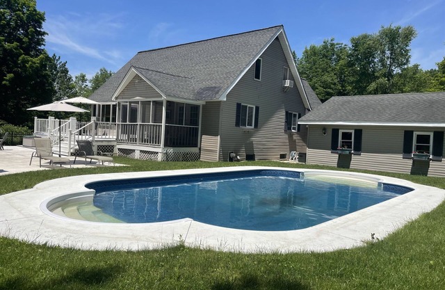 Augusta Woods - In-ground pool, peaceful setting, tasteful décor