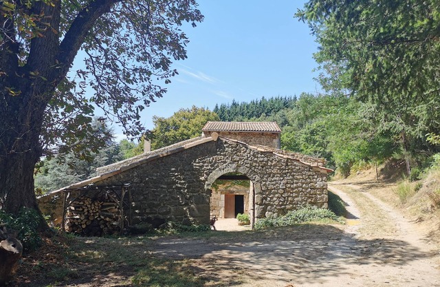 Authentic stone house. Exceptional site, quiet and peaceful.