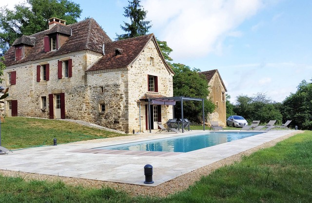 Authentic 18th c Farmhouse with heated pool (and fiber optic WIFI)