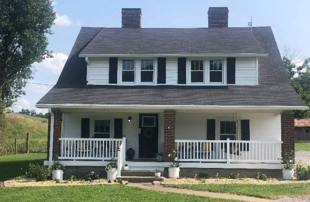 Authentic 1920 entire farmhouse, pet friendly, country , porch swing and creek.
