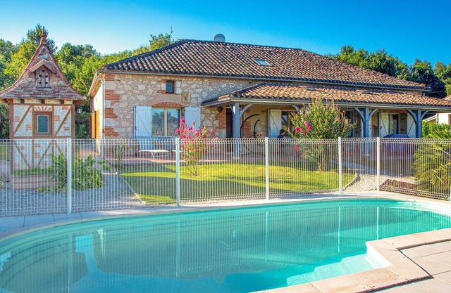 Authentic and spacious vacation home in Castelsagrat.