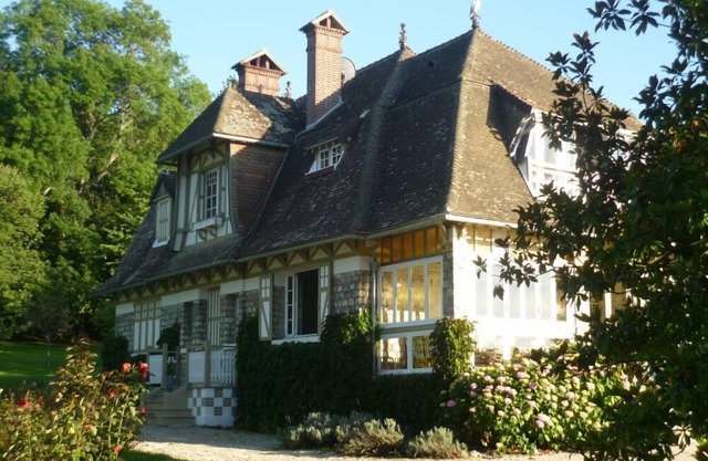 Authentic and spacious Normandy Manor direct sea view