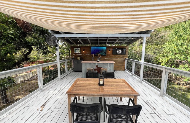 Authentic Austin Pad with Roof-top Deck Bar