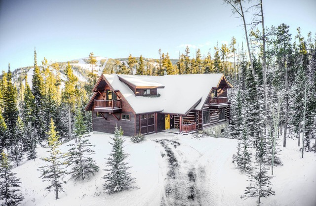 Authentic Ski-in Ski-out Powder Ridge Log Cabin