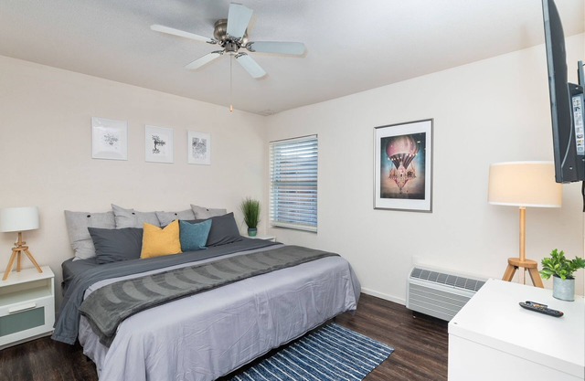 Autumn Seas 1 King BR Free parking Wi-Fi and Gym access Peaceful and Comfortable