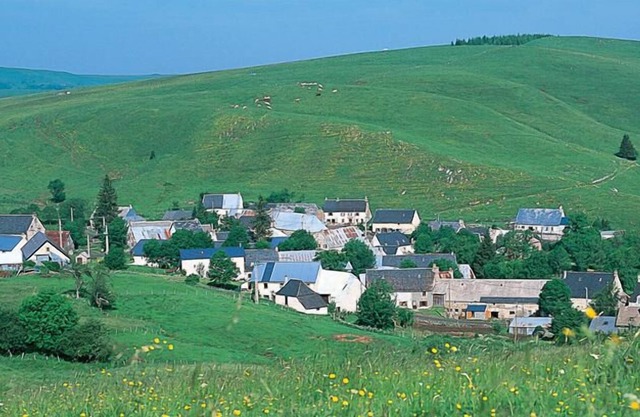 Auvergne rental for 6 people hiking