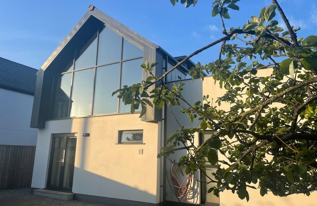 AVALENNEK, pet friendly, luxury holiday cottage in St Newlyn East