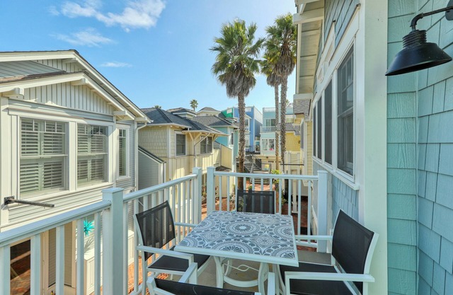 Avila Good Life - A luxury 2 Bdrm condo 3 houses from beach with ocean views