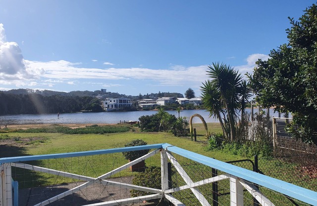 Avoca Beach House - Best location beach and shops a flat easy 50 meters away.