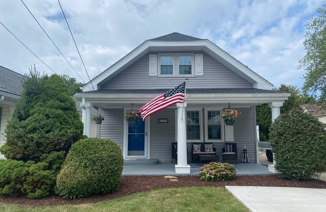 Avon Lake Charming Cottage with 4 bedrooms and Lake Erie Access