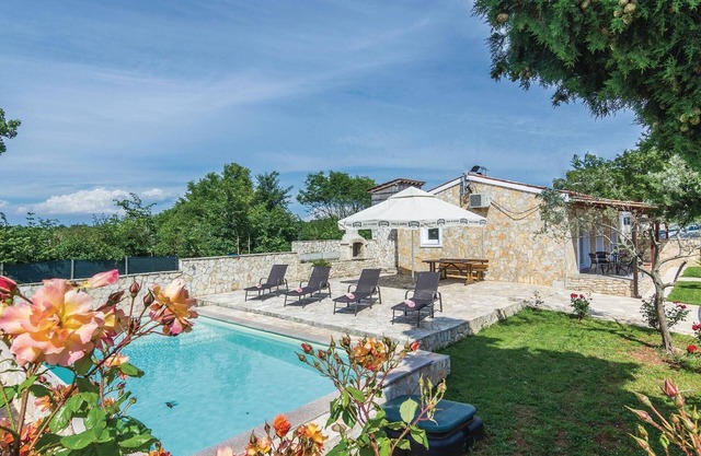 Awesome home in Skicini with kitchen