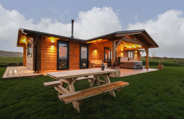 BACHEIDDON LOG CABIN, pet friendly, with hot tub in Machynlleth