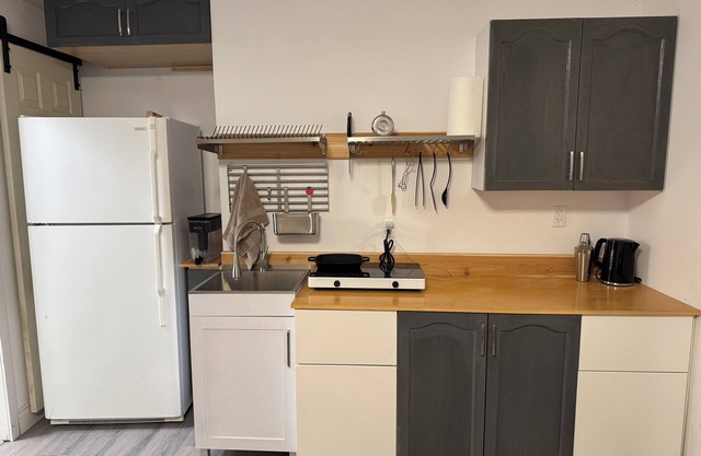 Bachelor suite-Steps away from Beechwood Village. Pet friendly!