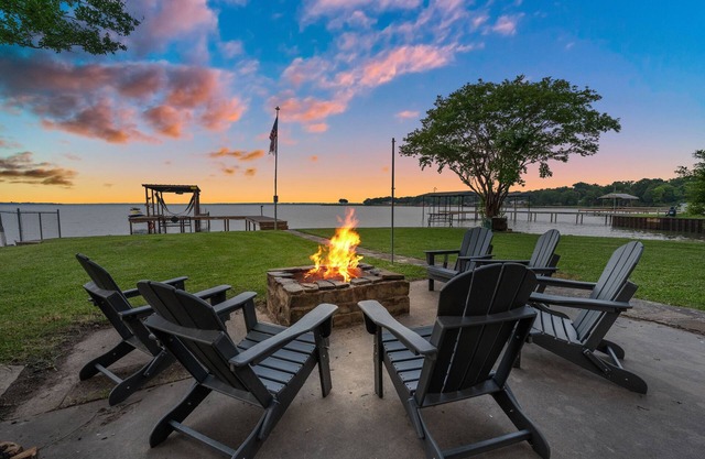 Back to school getaway @ Cedar Creek Lake! Hot tub, kayak, SUP, firepit, fishing