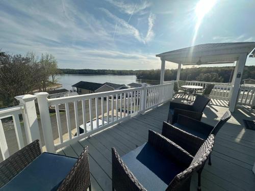 Badin Shores Resort - Excellent Lake View Home - Pools & Lots of Amenities - Great Porch Area - Family