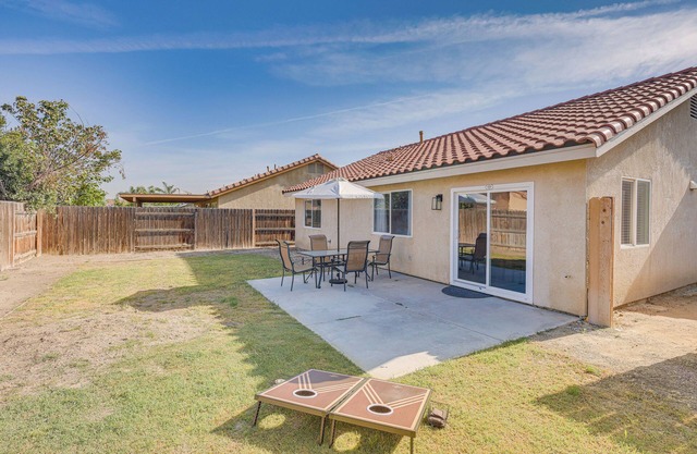 Bakersfield Home w/Pool Table, Cornhole + More!
