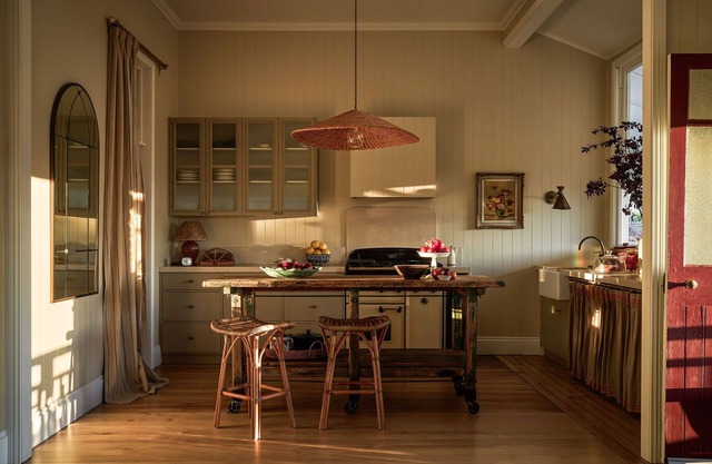 Ballandean Lodge -110-year-old grand Queenslander set on a 6 acre olive grove.