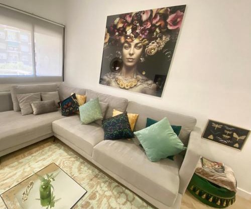 Barcelona Chic Apartments- Free PARKING - 10 min from BCN city centre by metro