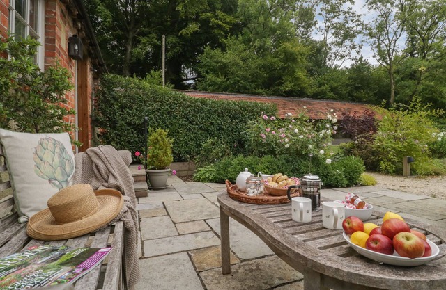 BARN OWL COTTAGE, romantic, character holiday cottage in East Knoyle