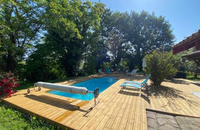Basque house in a park with swimming pool and petanque area for 10 people