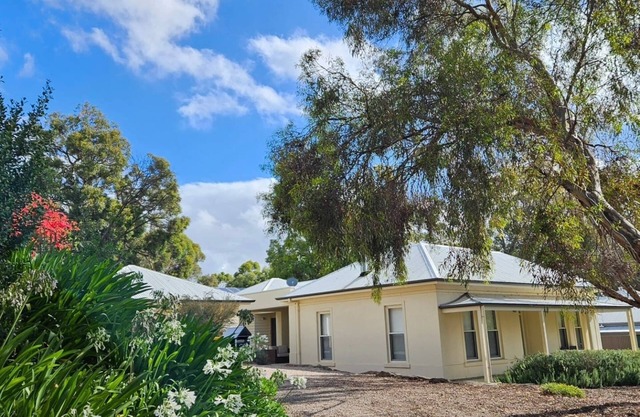 Bassett House Willunga - An entire spacious home on a tree lined street.