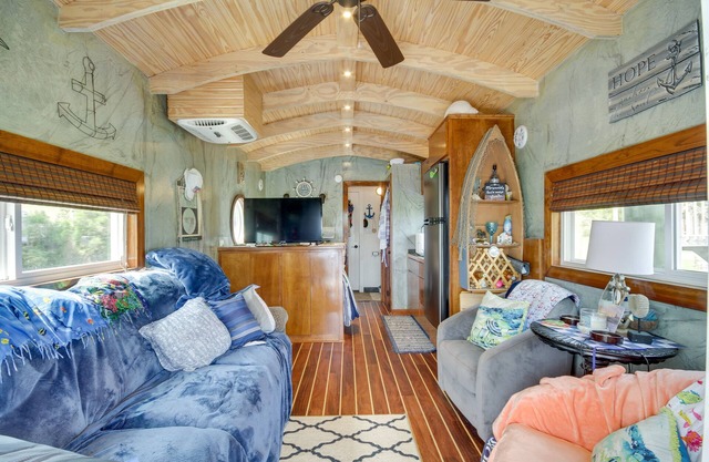 Bay St Louis Houseboat 6 Mi to Old Town & Beach!
