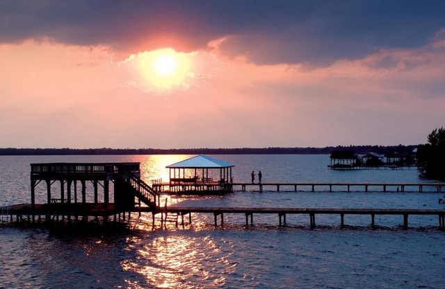 Bay Tree Lake Waterfront Home near White Lake NC sleeps 12