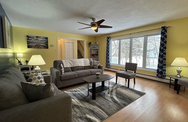 Bay View Retreat, quiet and private getaway, easy access to trails
