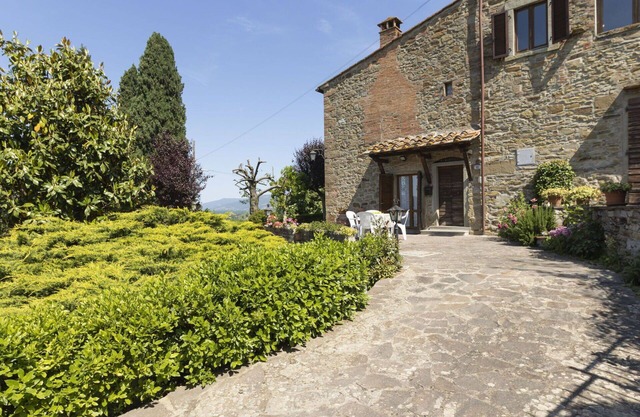 Beautiful private villa for 4 people with TV, terrace, pets allowed and parking