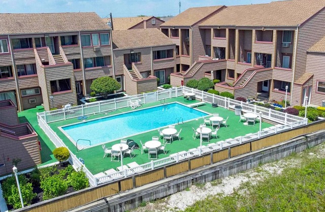 Beach Block! Beautifully furnished 1 bed/1 bath steps to the sand