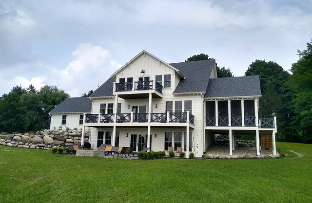 BEACH BREEZE-STUNNING LAKEFRONT HOME-170' Sand Beach-Porch-Deck-Firepit-Ensuite