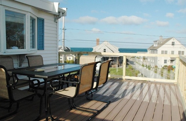 Beach House w/Roof Deck, outdoor shower, firepit & AC!