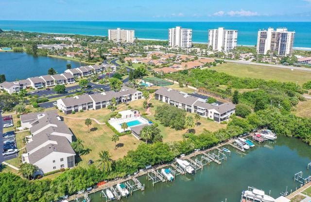 Beach Life 2-bedroom condo in Hutchinson Island