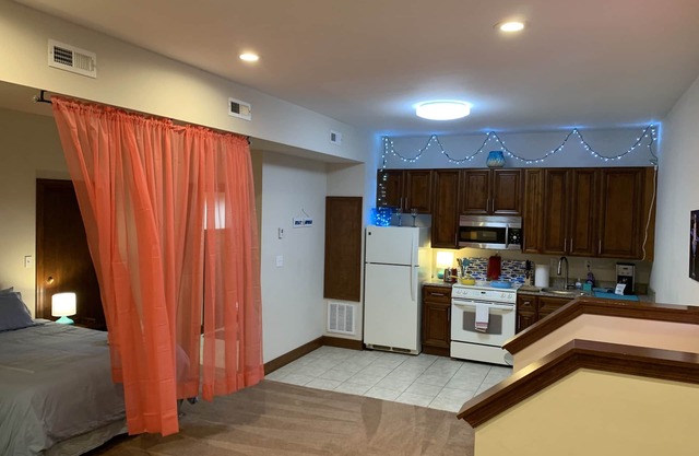 Beach Side HideAway - Pet Friendly, WiFi, Smart TV, Central AC