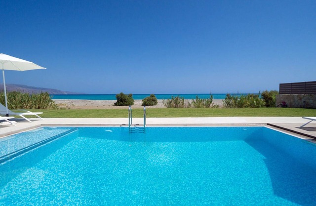 Beach Villa I with 4 bedrooms and a private pool next to the beach